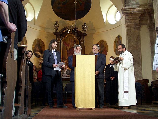 id a P. Bubenek se spolen modl pod dohledem pedsedy SK