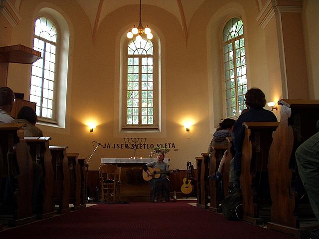 M. Kubtov v evangelickm kostele (a venku u pr)