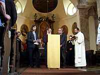 id a P. Bubenek se spolen modl pod dohledem pedsedy SK