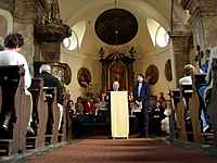 Ekumenick bohosluba v katolickm kostele (pohled zdola)