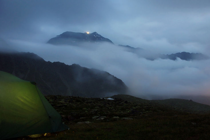 Stanice lanovky a mlha