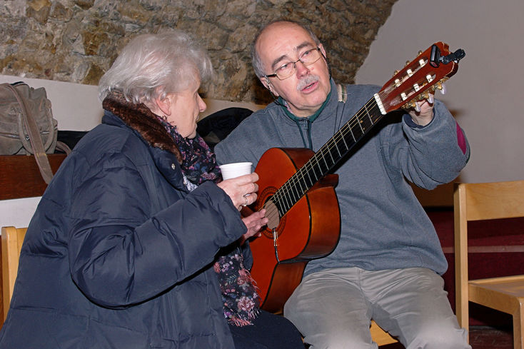 Petr Lutka lad kytaru, bude se zpvat a bude veselo