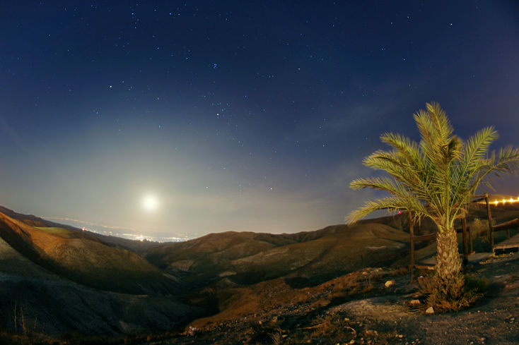 Ten, kter uinil Plejdy a Orina, obrac ero smrti v jitro, ale i den zatmv noc (Am 5,8)