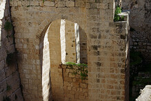 V Jeruzalémě je u Ovčí brány rybník, hebrejsky zvaný Bethesda (Jan 5,2)