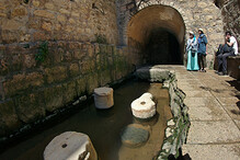 Vyústění Chizkijášova tunelu u rybníka Siloe