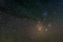 Antares, mlhoviny ve Štíru a kulová hvězdokupa M4