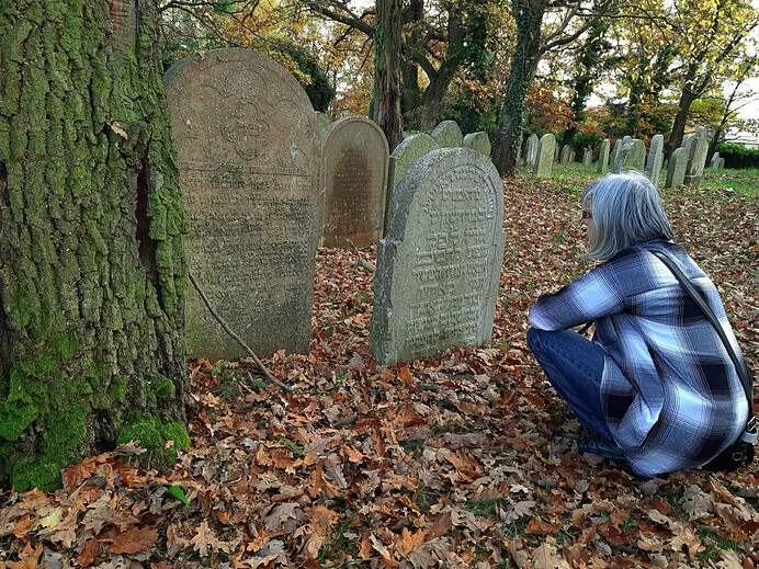  Čtení nápisů na náhrobcích