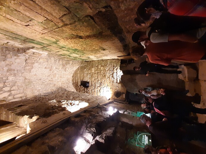 Tunely pod Západní Zdí