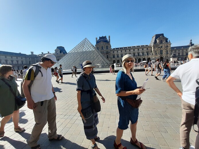 Stojíme frontu do Louvre