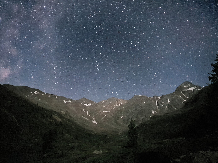 Hory v noci ve světle Měsíce