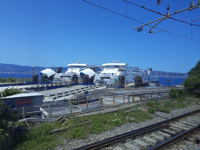 Lodě připravené na nalodění vlaků