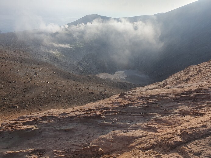 Kráter se smaradlavým kouřem