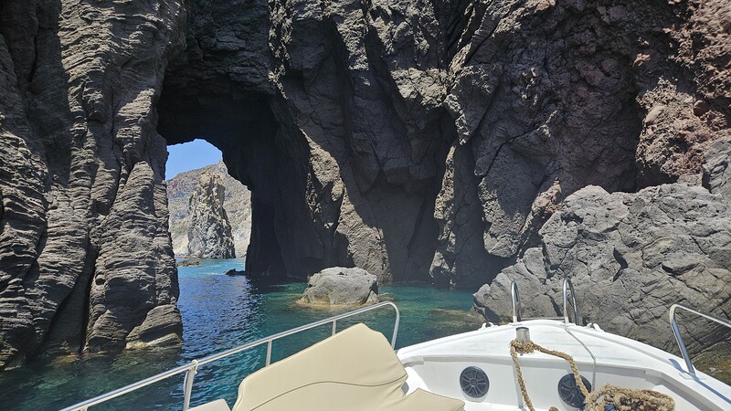 Skála v moři u Lipari