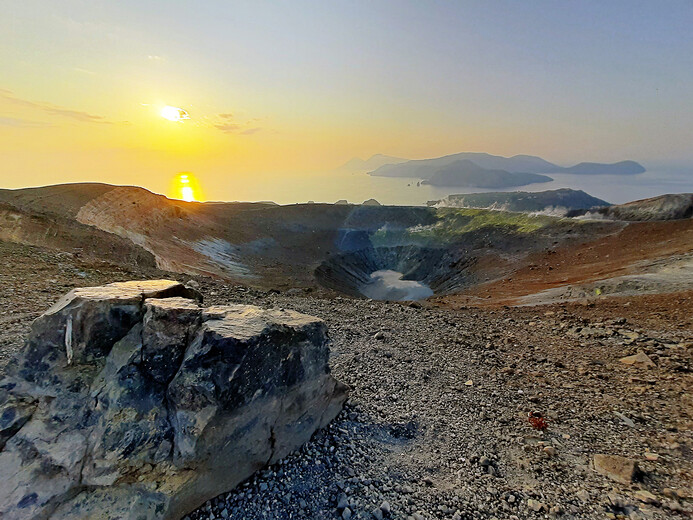 Kráter Vulcano a Slunce