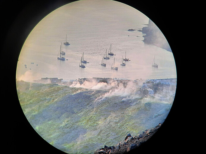 Plyny ze sopky a loďky dalekohledem