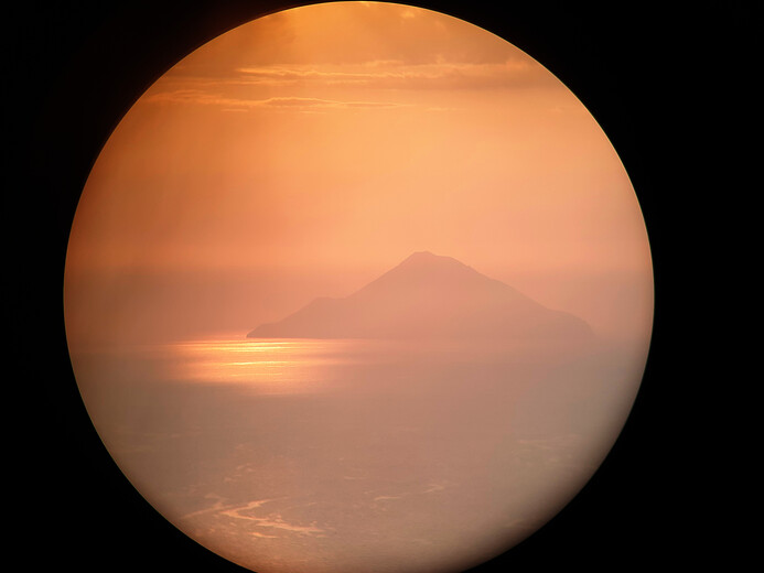 Ostrov Filicudi v zapadajícím Slunci