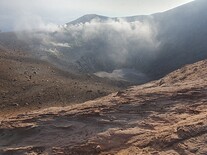 Kráter se smaradlavým kouřem