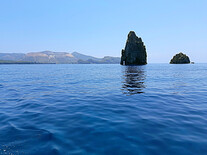 Skály v moři v pozadí Vulcano