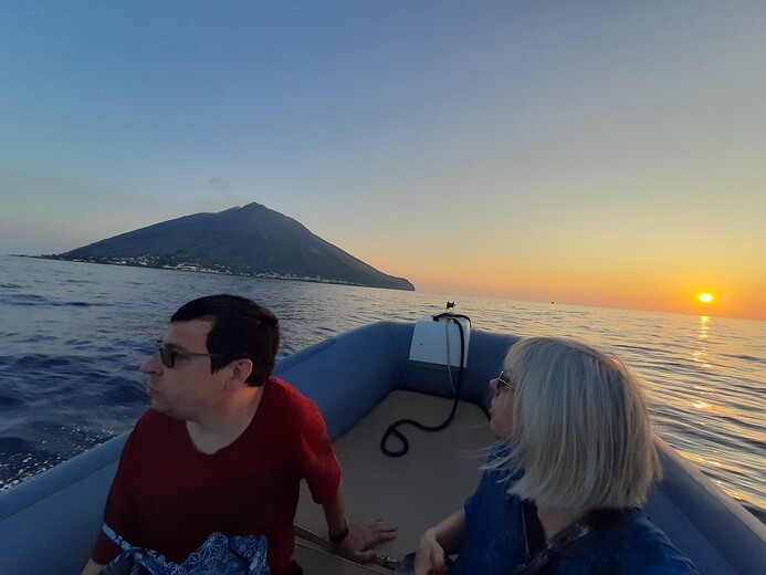 Stromboli a zapadající Slunce