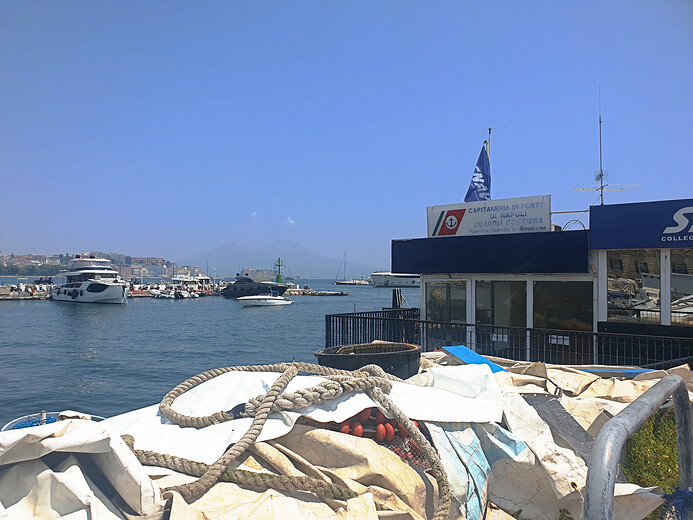 V přístavu v Neapoli, v pozadí Vesuv