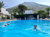 V hotelovém bazénu