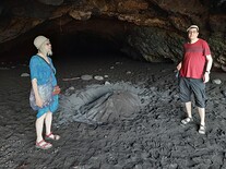 Jeskyně na pláži s modelem sopky