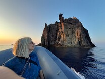 Skála Strombolicchio z loďky