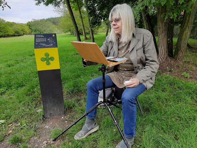 Malování kostela na Levém Hradci