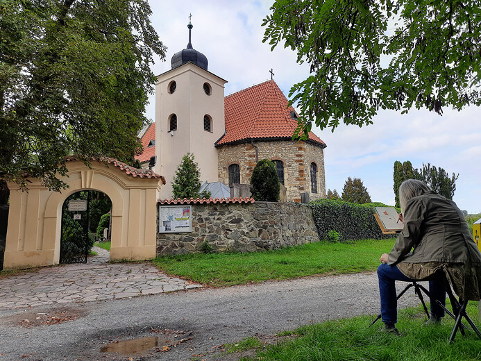 Malování kostela na Levém Hradci