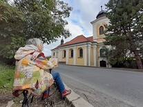 Malování kostela v Uněticích