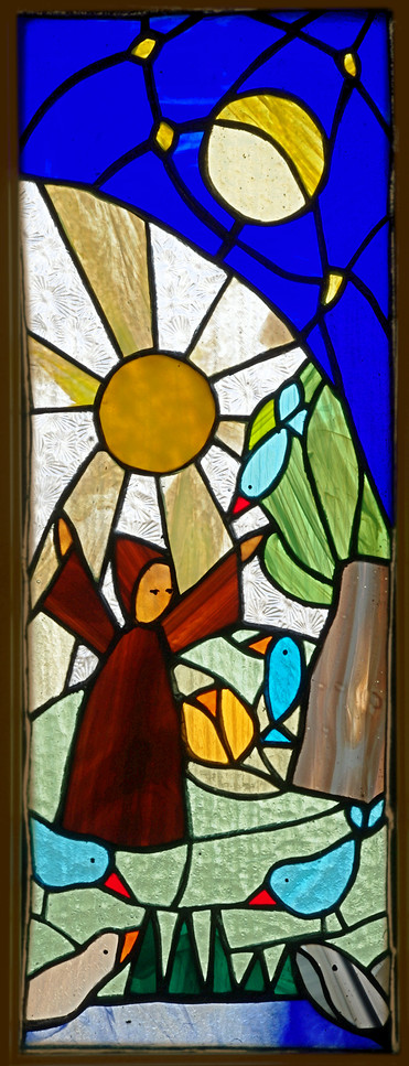 Svatý František káže ptáčkům. Toto není ikona na dřevu, ale skleněná vitráž v okénku ve dveřích