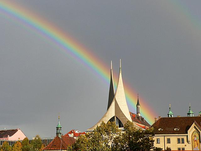 Duha nad Emauzy