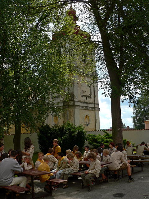 Ped kostelem