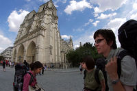 Z letit kolem Notre-Dame na ndra