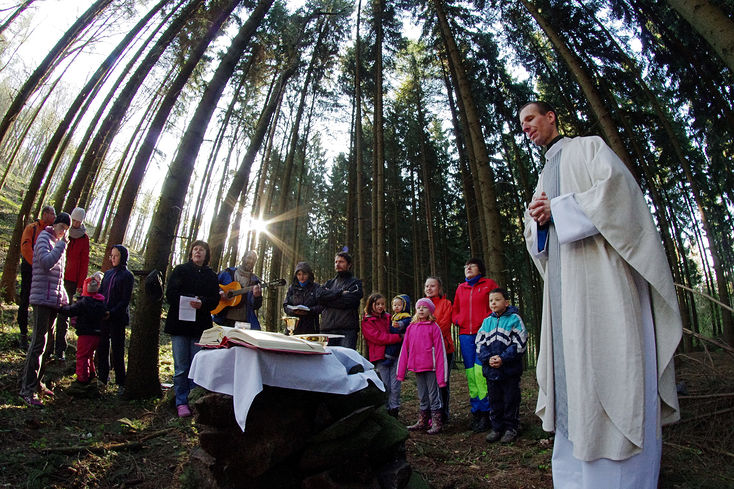 Bohoslužba v chrámu lesa