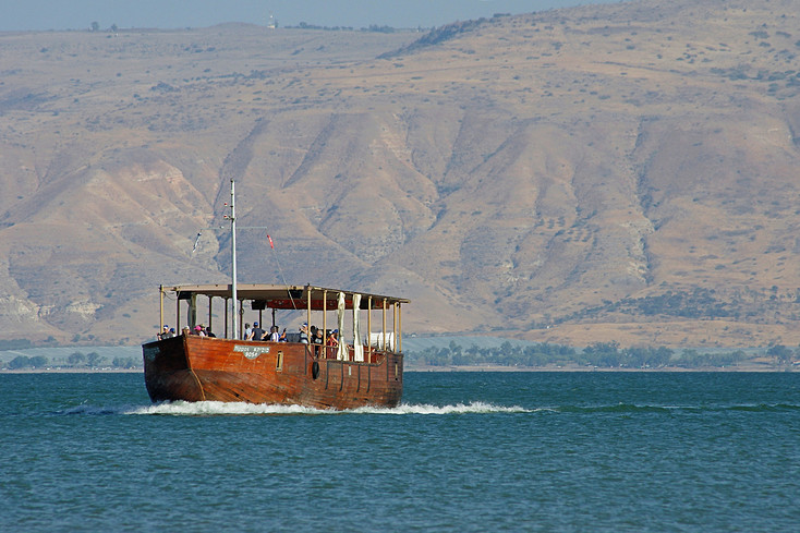 Mk 6,32  Odjeli tedy lodí na pusté místo, aby byli sami