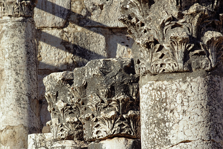 Hlavice sloupů v synagoze