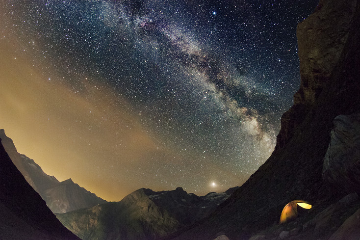 Mléčná dráha a světelné znečištění nad Saas-Fee