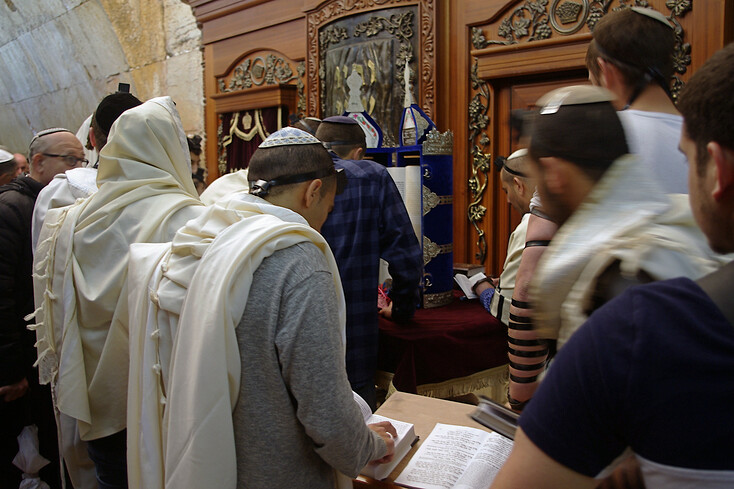 Čtení tóry v synagoze u Západní zdi