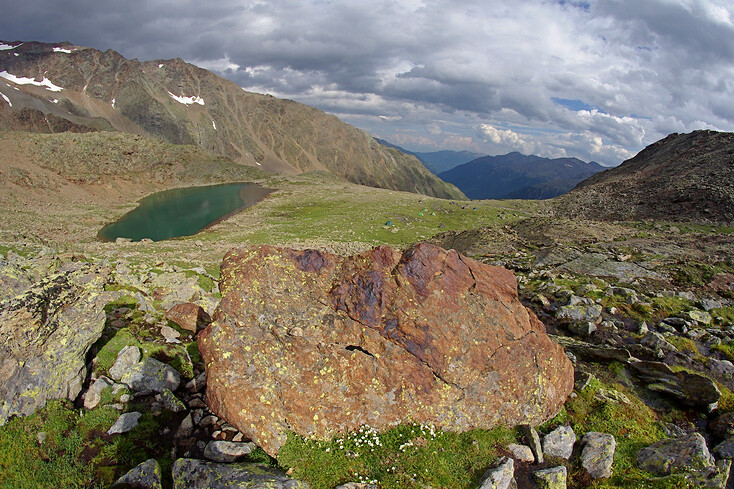 Stany postaveny u jezera ve výšce 2700 m