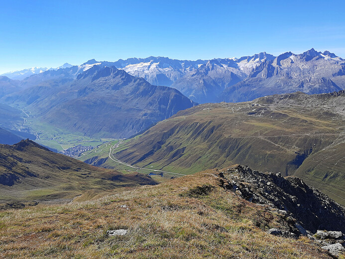 Pohled dolů na Andermatt kam musíme sejít