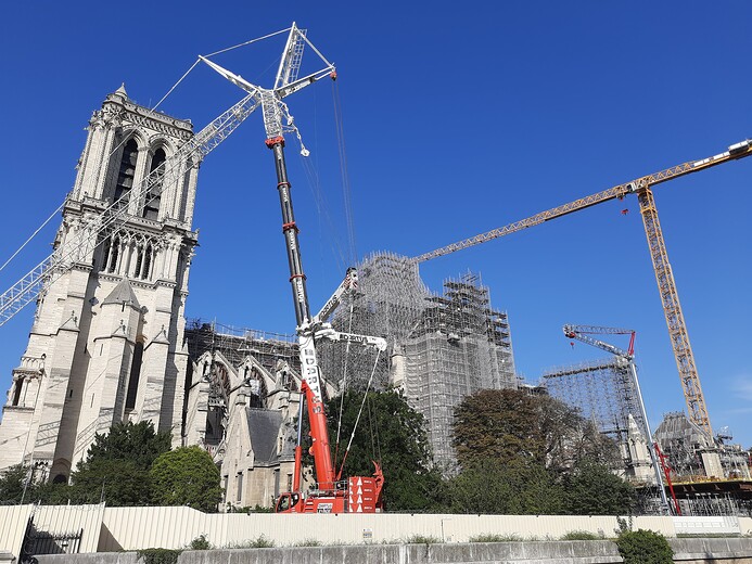 Notre-Dame s jeřáby
