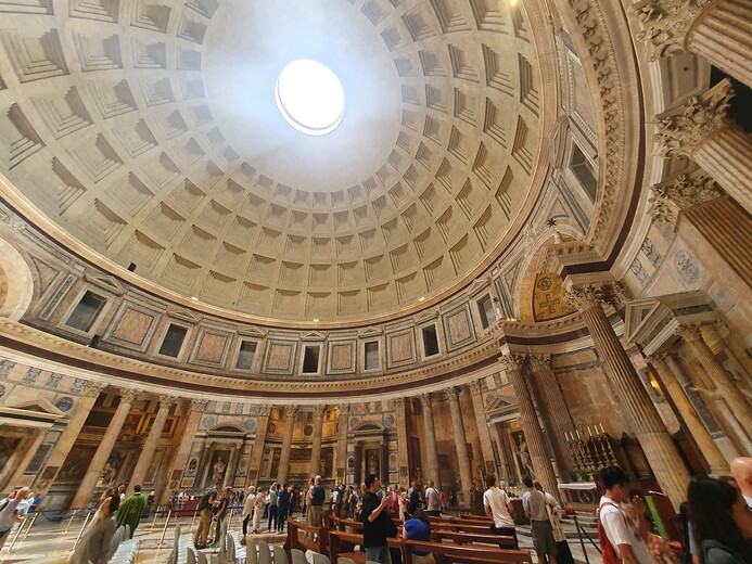 Pantheon s otvorem v kopuli