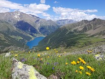 Cestou dolů výhled na přehradní jezero