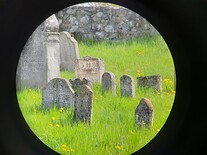 Židovský hřbitov dalekohledem