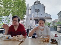 Snídaně po vystoupení z vlaku v Bayonne