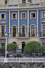 Pohled na hotel, kde Kateřina maluje most