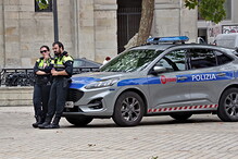 Policajti před kostelem