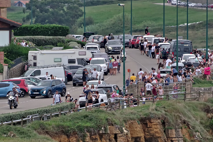 Spousta aut a lidí
