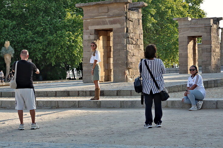 Lidé u chrámu Debod